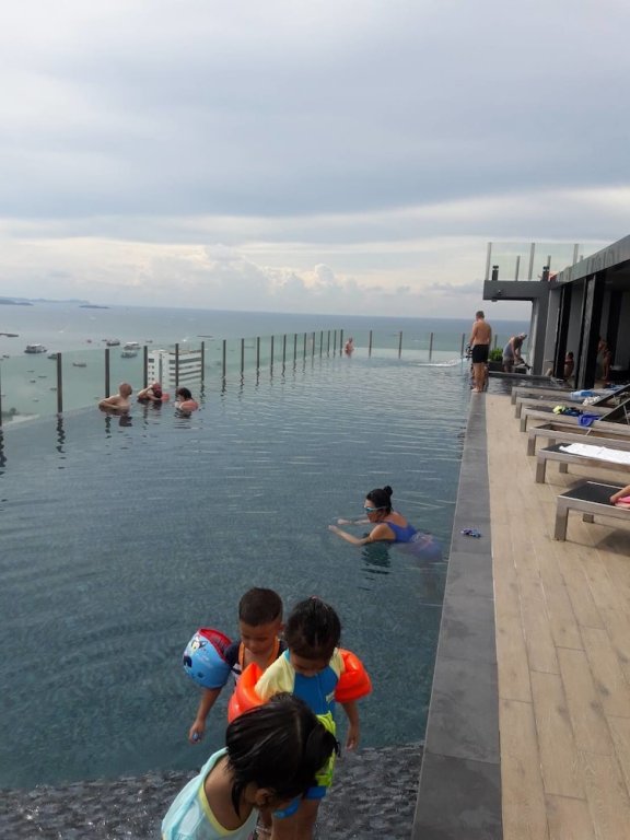 Сирача: The Base Central Pattaya by Avi
