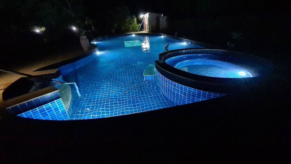 Чаам: Beautiful Bungalow With Shared Outdoor Pool and 2km From the Beach