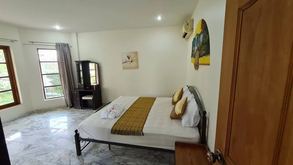 Чаам: Beautiful Bungalow With Shared Outdoor Pool and 2km From the Beach