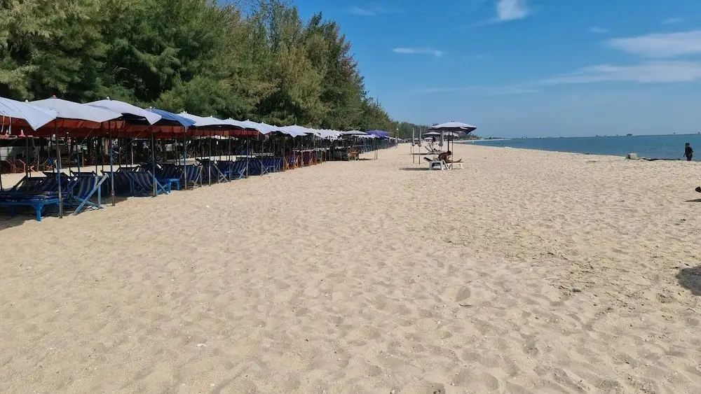 Чаам: Beautiful Bungalow With Shared Outdoor Pool and 2km From the Beach