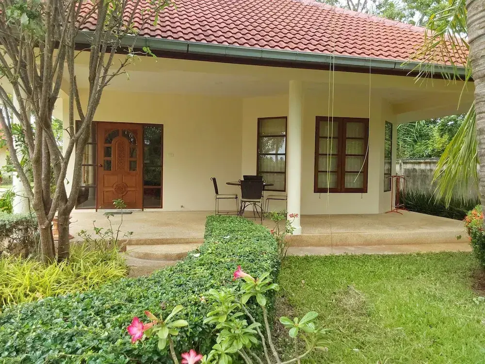 Чаам: Beautiful Bungalow With Shared Outdoor Pool and 2km From the Beach