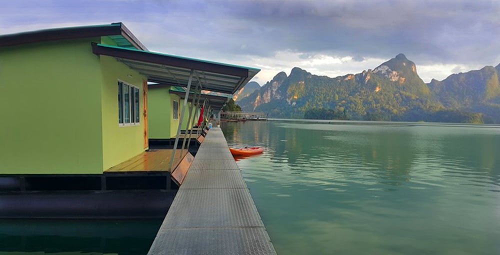 Фаном: Smiley Bungalows
