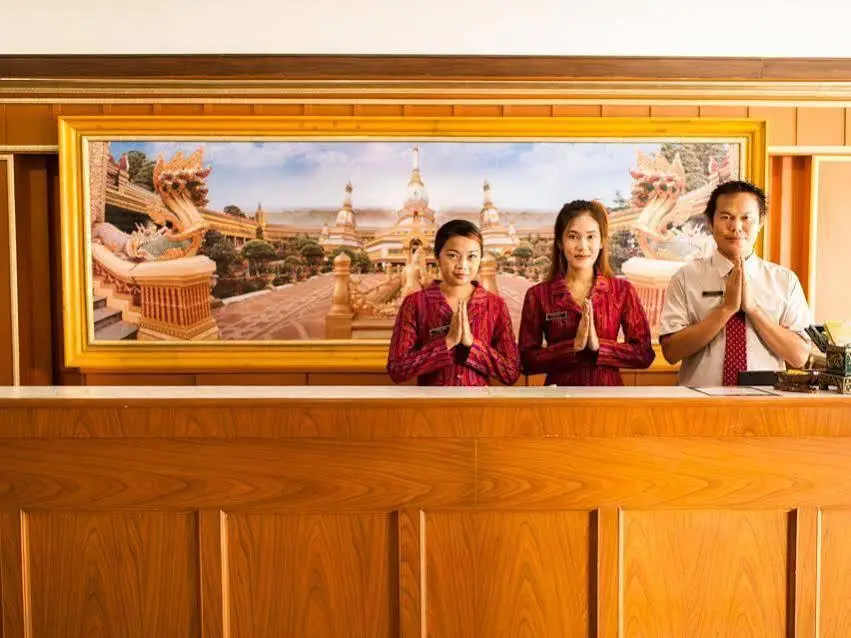 Рои Эт: Sagatenakorn Hotel