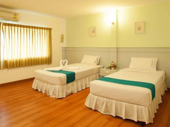 Рои Эт: Sagatenakorn Hotel