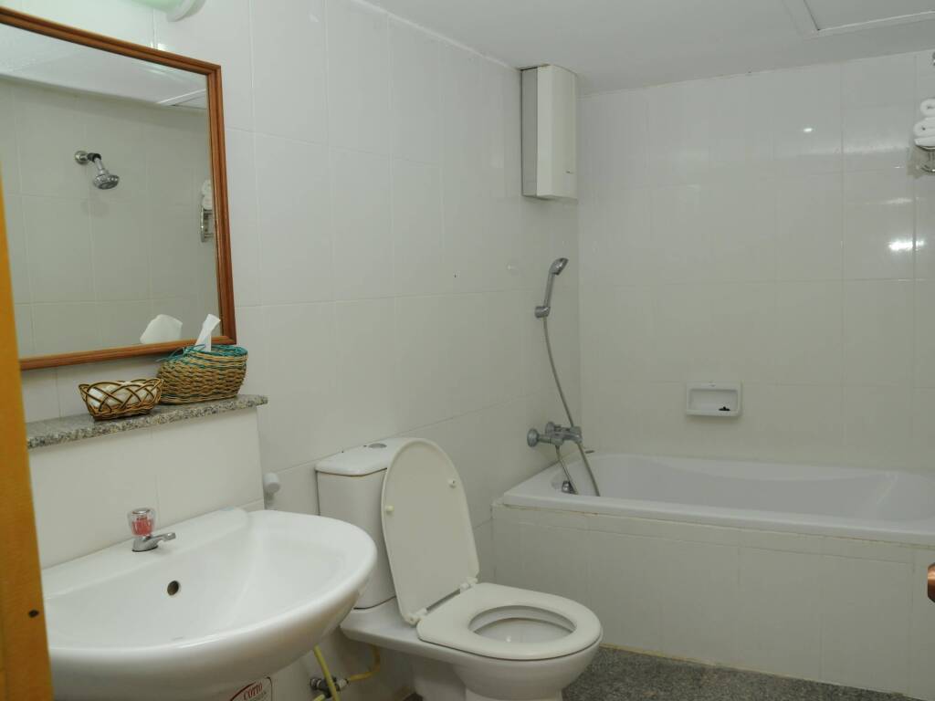 Рои Эт: Sagatenakorn Hotel