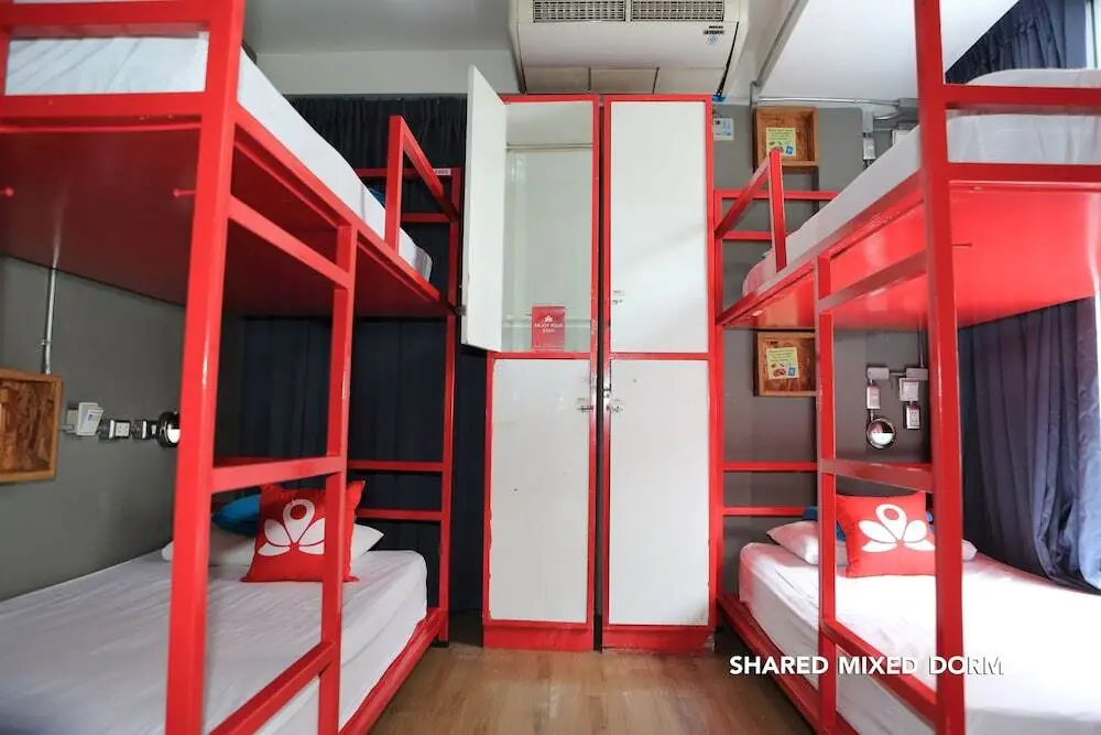 Бангкок: ZEN Hostel Decho Road