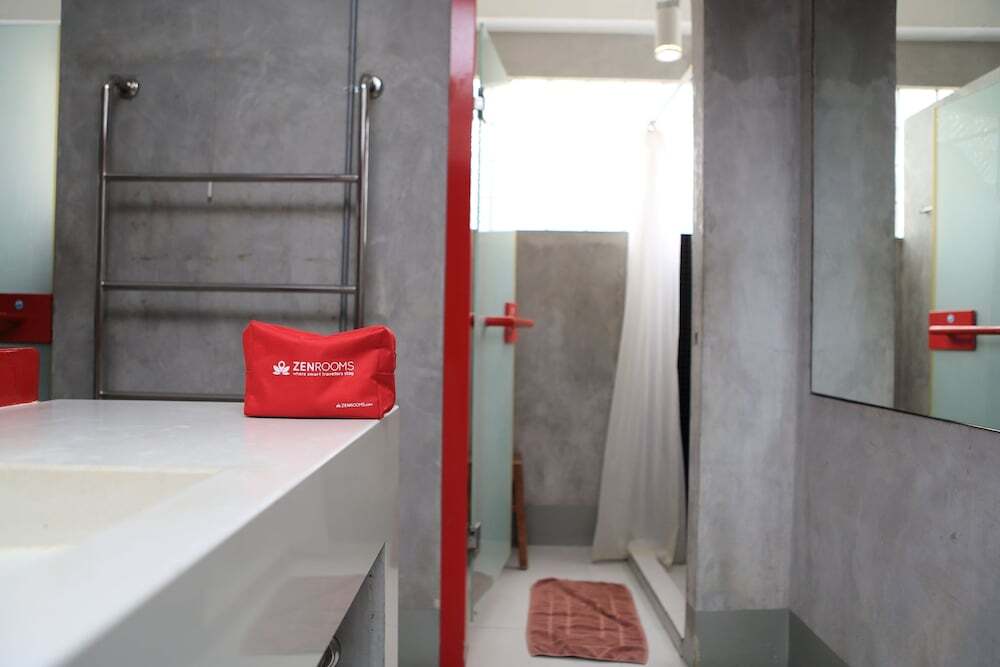 Бангкок: ZEN Hostel Decho Road