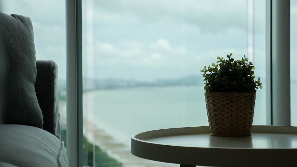 Паттайя: Cetus Beachfront Condo By Pong