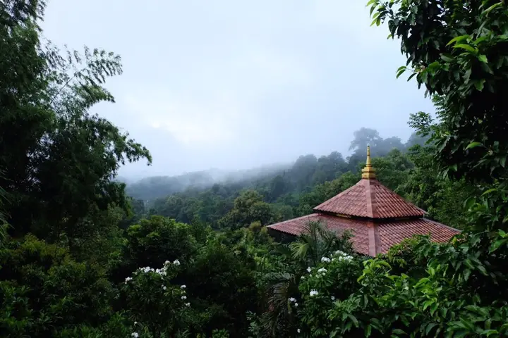 Май-Ай: Chom Fah Hill