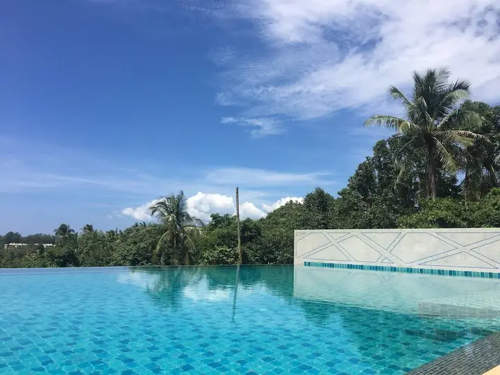 Тхаланг: Coastal 1bed Infinity Pool Walk to Great Beach