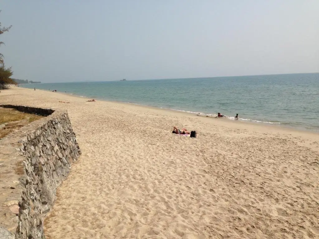 Клаенг: Grand Beach Condo I Unit A207