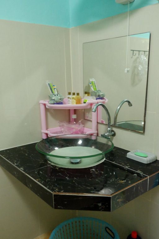 Районг: Chomlay Restaurant & Room for Rent