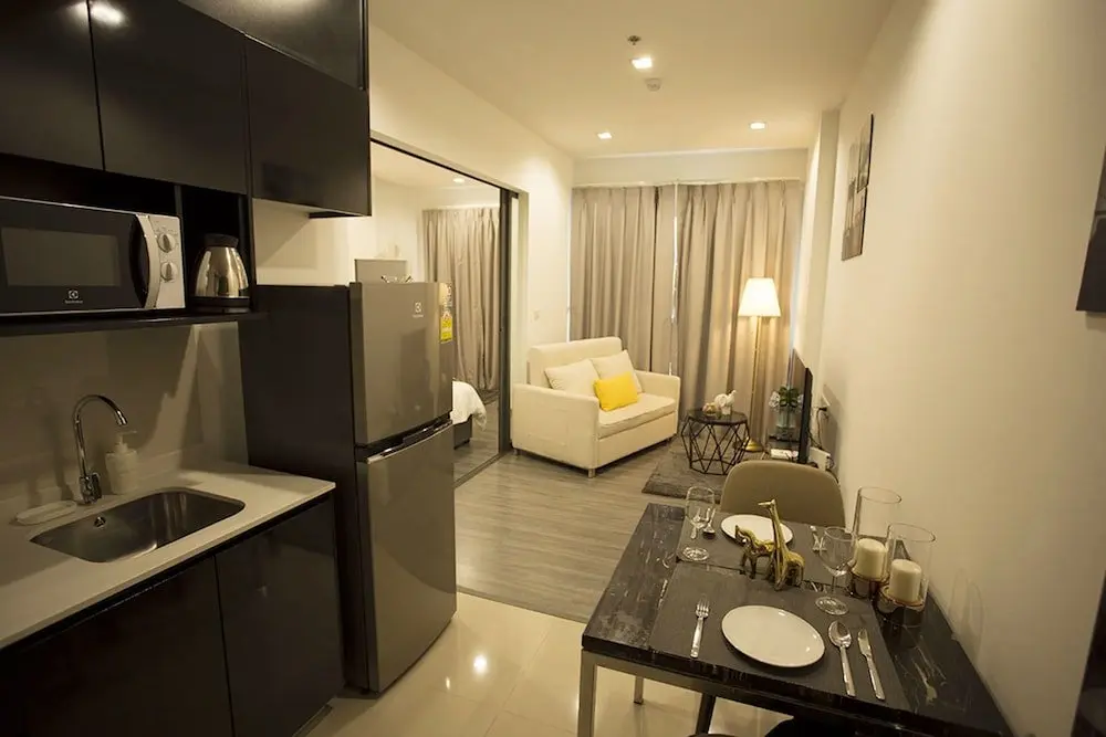 Бангкок: Locals Bangkok The Rich Sathorn-Taksin