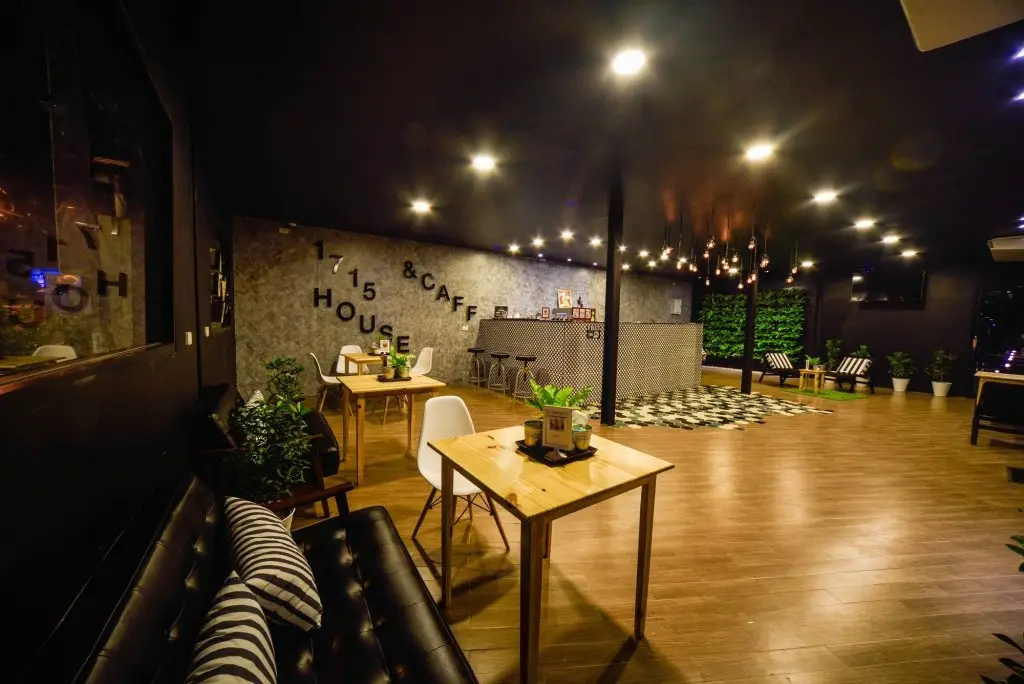 Муанг: 1715 House - White Rhino