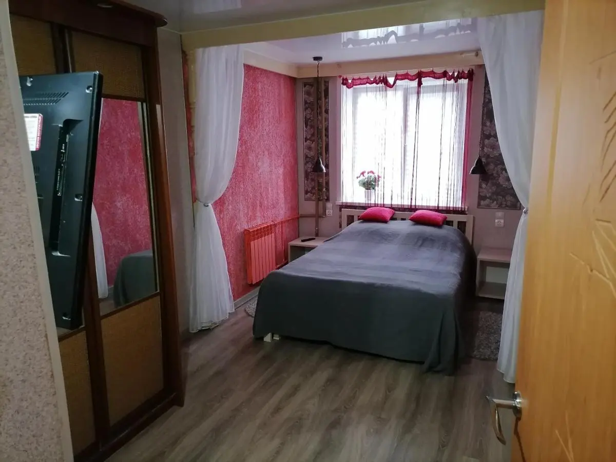 Великий Новгород: Трёхкомнатная квартира недалеко от Центра