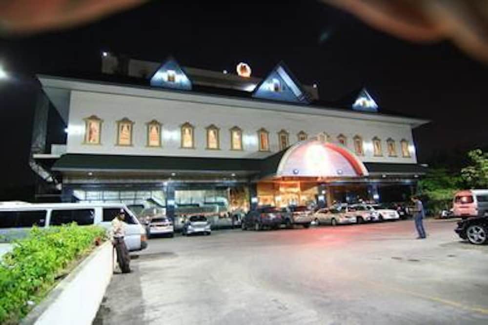 Нонтхабури: 13 Coins Hotel Ngam Wong Wan