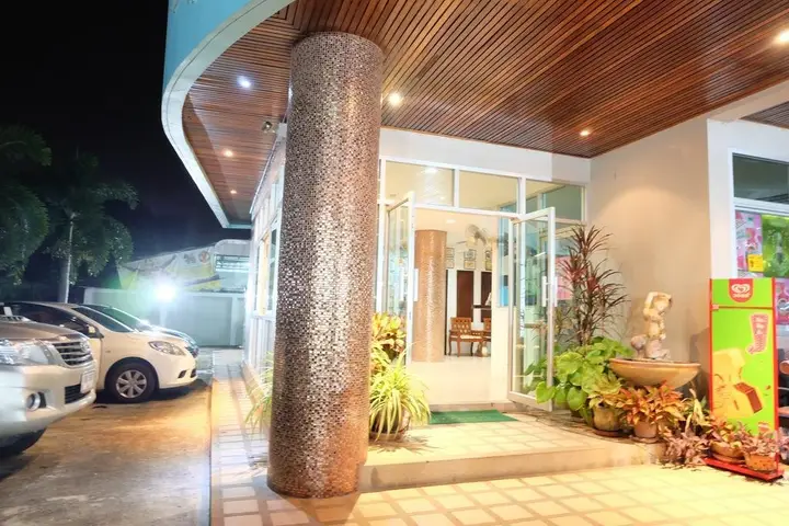 Чонбури: Lomsabai Apartments Chon Buri