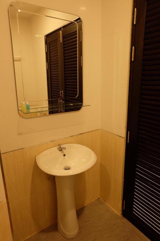 Рои Эт: De Vine House