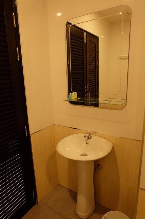 Рои Эт: De Vine House
