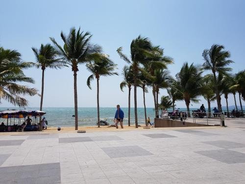 Паттайя: Ons Moeder Restaurant & Guesthouse - 3 (50 meters to the beach)