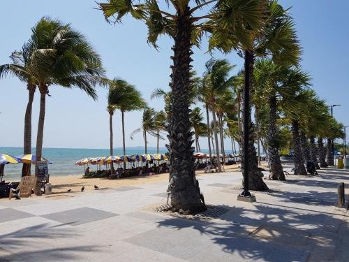 Паттайя: Ons Moeder Restaurant & Guesthouse - 3 (50 meters to the beach)