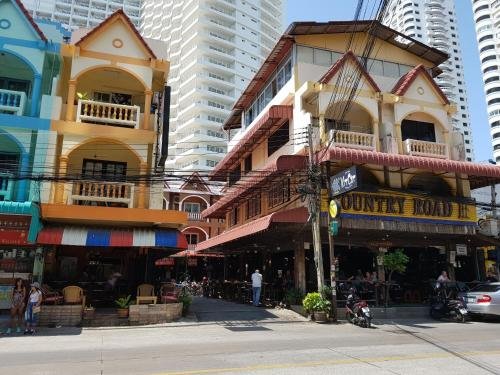 Паттайя: Ons Moeder Restaurant & Guesthouse - 3 (50 meters to the beach)