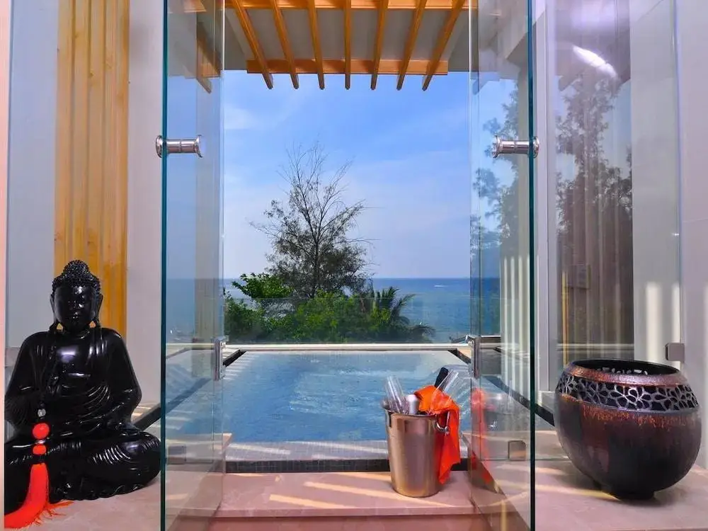 Тхаланг: Beachfront Phuket Seaview Suites