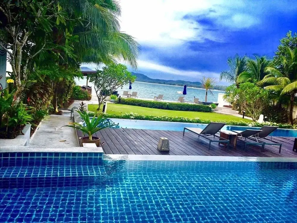 Тхаланг: Beachfront Phuket Seaview Suites