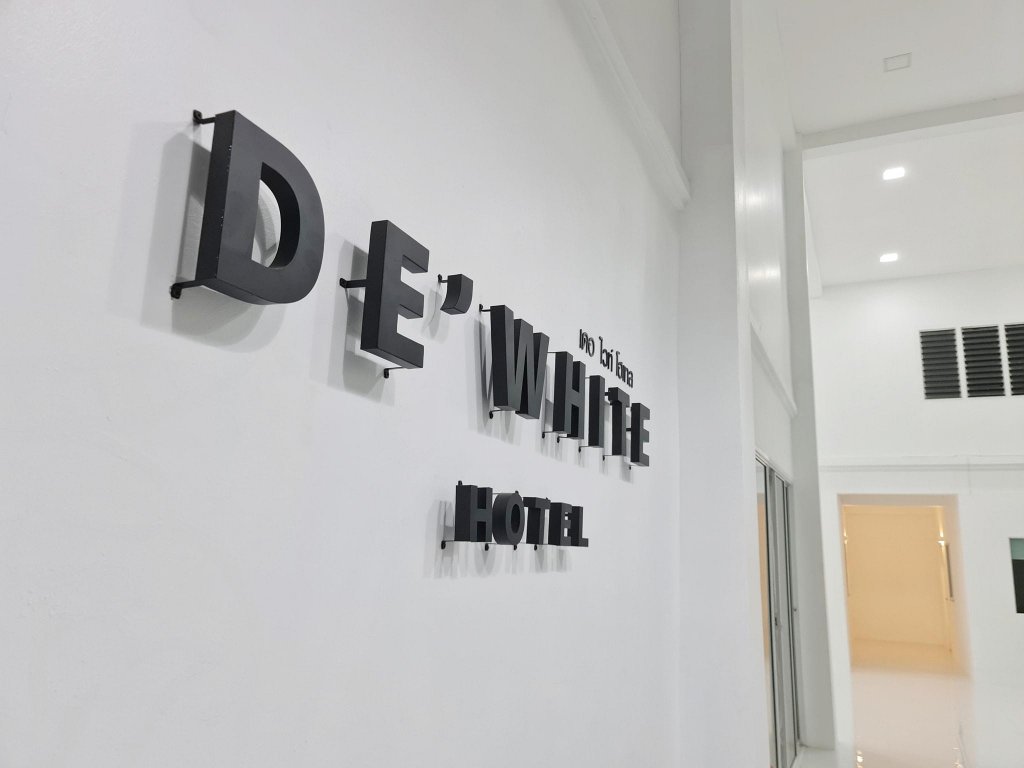 Районг: De'white Hotel