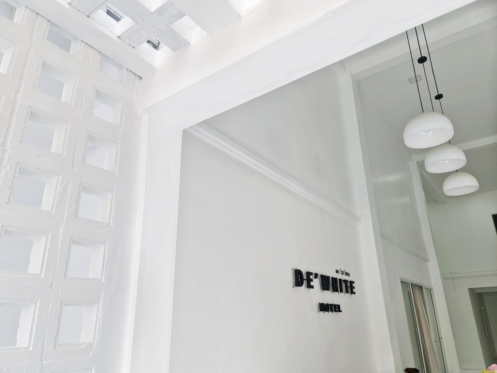 Районг: De'white Hotel