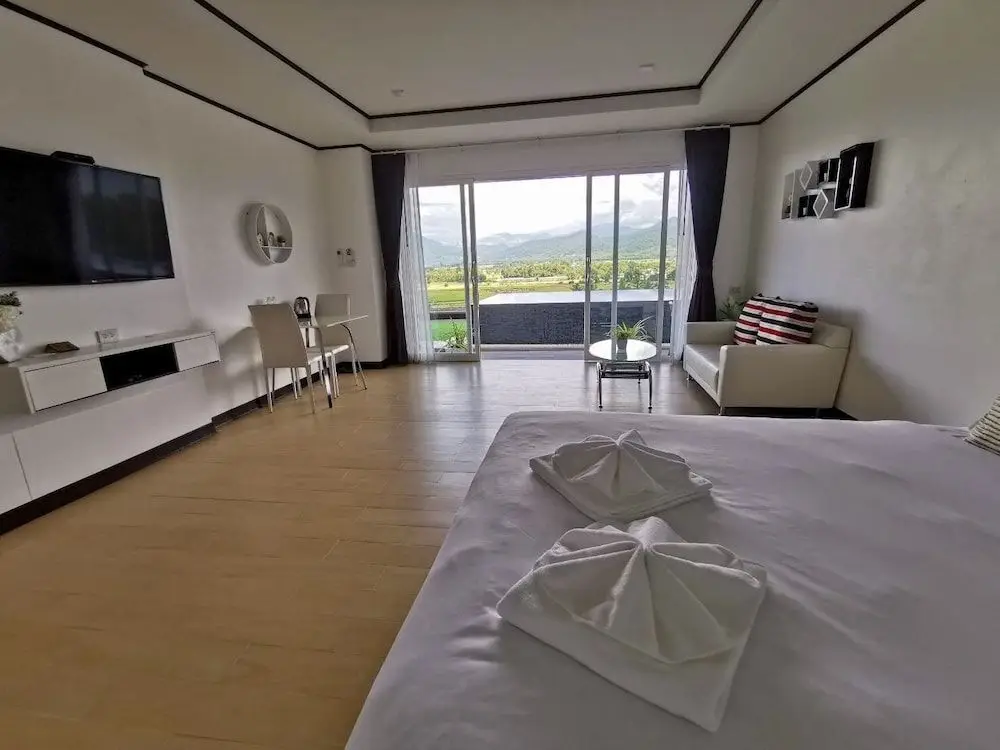 Пуа: C View Hotel