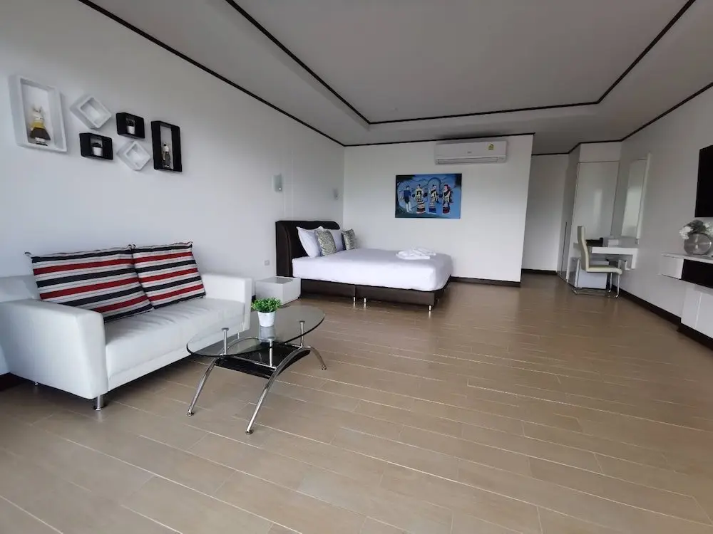 Пуа: C View Hotel