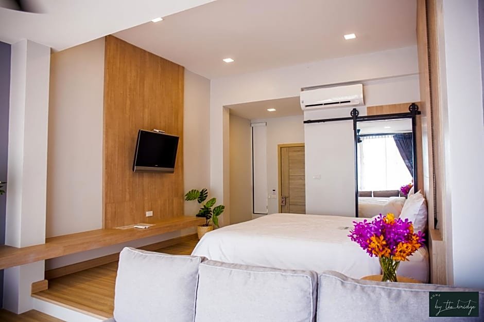 Исторический парк Kamphaeng Phet: Home by the bridge (SHA Certified)