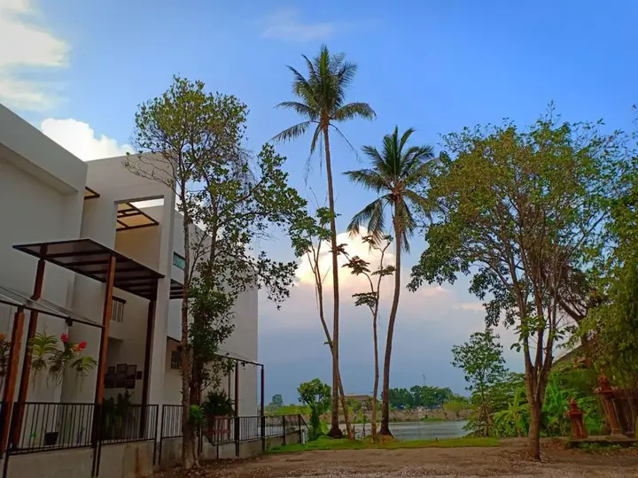 Исторический парк Kamphaeng Phet: Home by the bridge (SHA Certified)