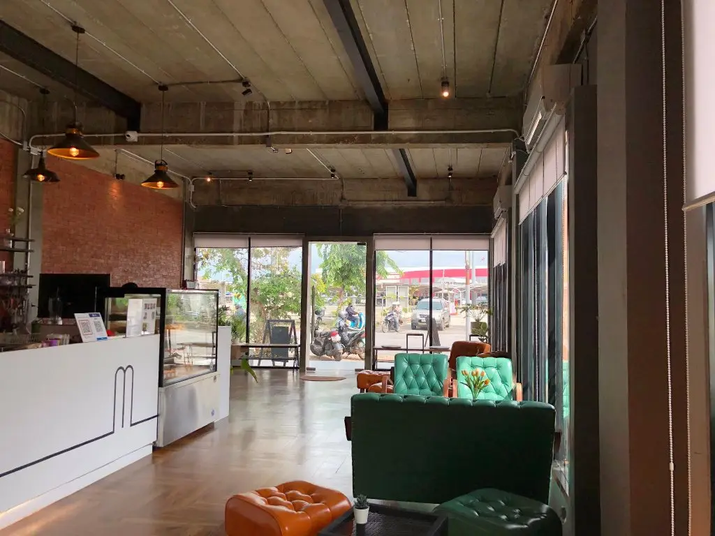 Пхитсанулок: Minimalist cafe and bed