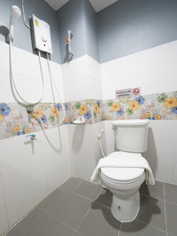 Тха Тум: RoomQuest Rojana Industrial Estate Prachinburi