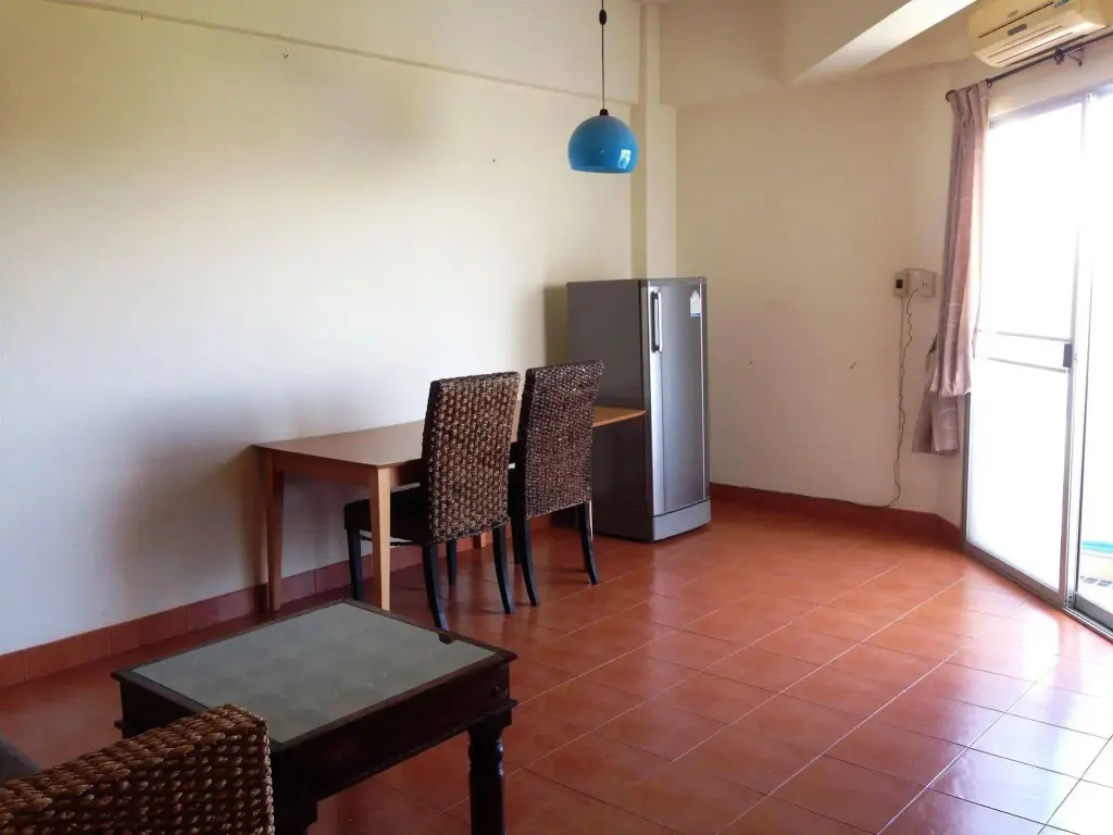 Чонбури: Yanadin Service Apartment