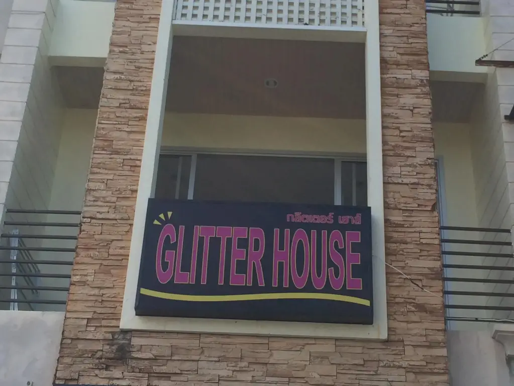 Муанг: Glitter House
