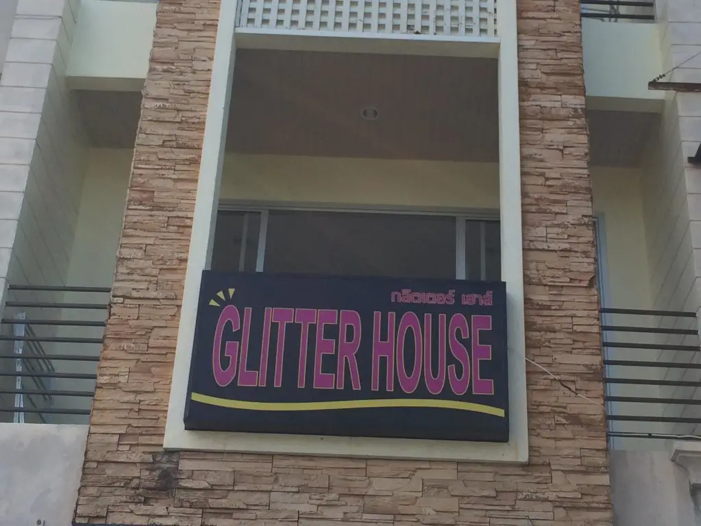 Муанг: Glitter House
