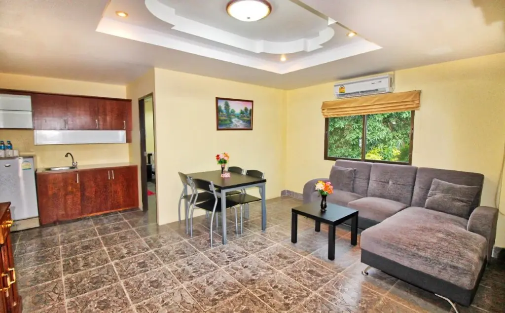 Паттайя: Phratamnak Inn