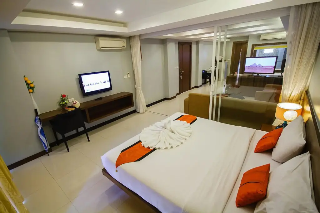 Кату: Platinum Hotel