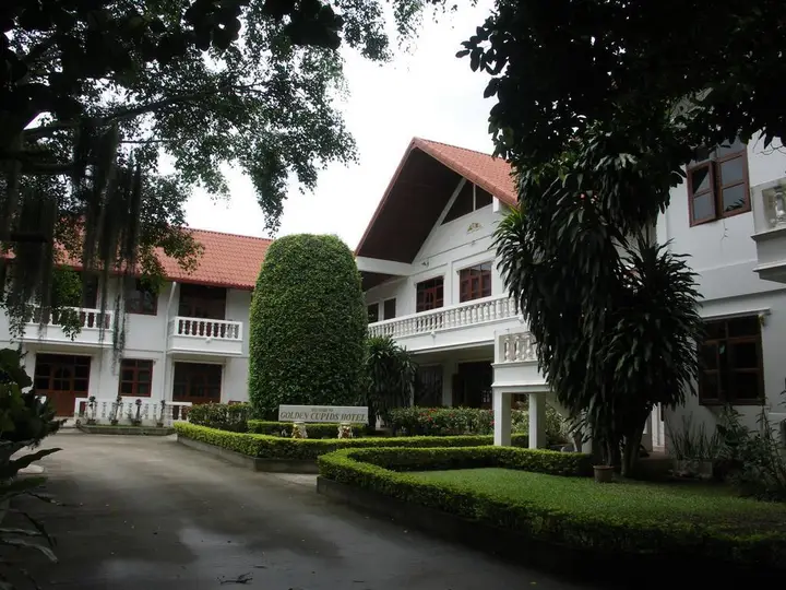Мэй Джо: Golden Cupids Hotel