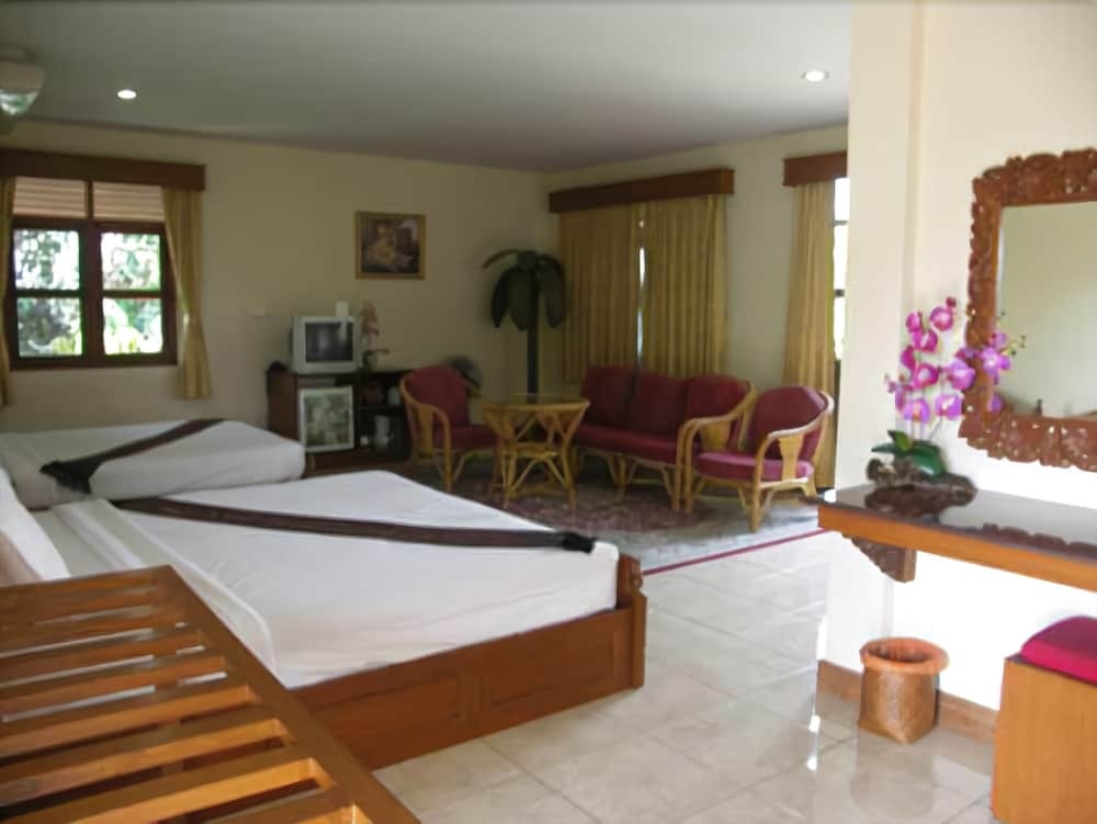 Мэй Джо: Golden Cupids Hotel