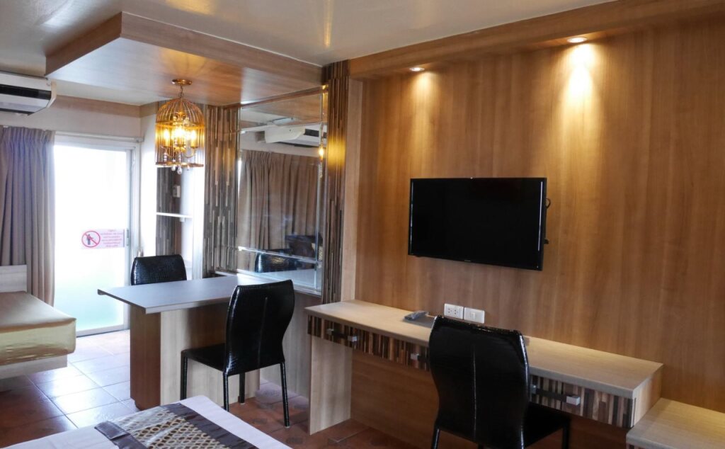 Бангкок: The Montana Lodge-Sathorn