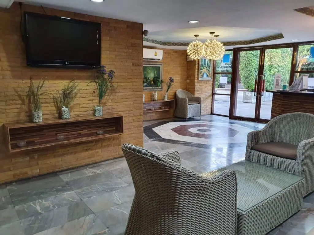 Бангкок: The Montana Lodge-Sathorn