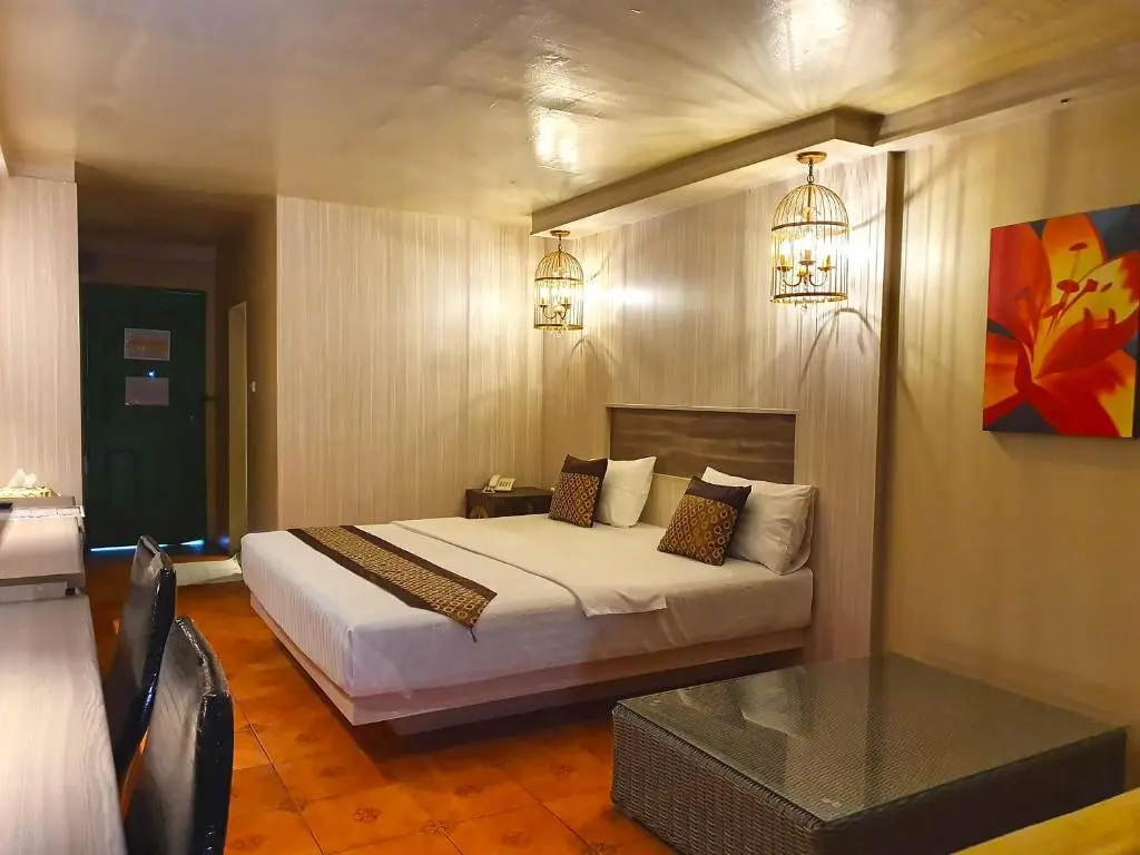 Бангкок: The Montana Lodge-Sathorn