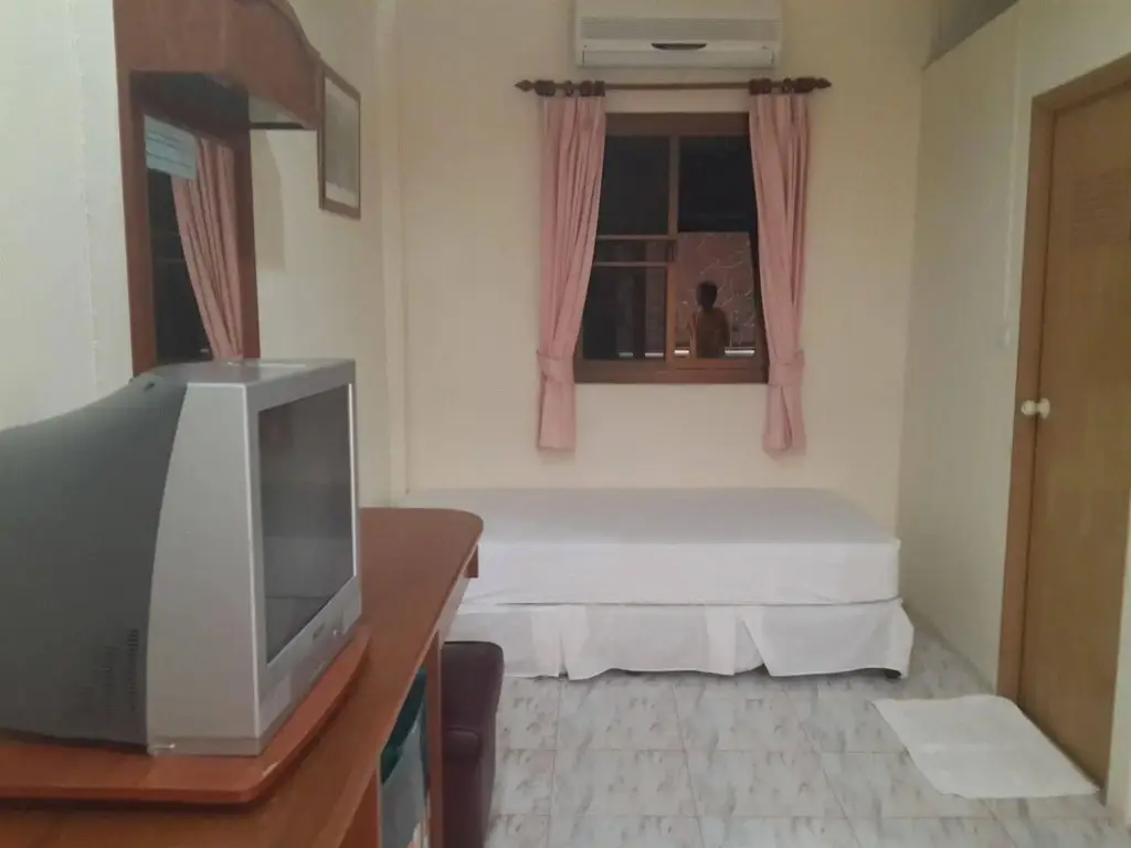 Остров Тау: Khun Ying House