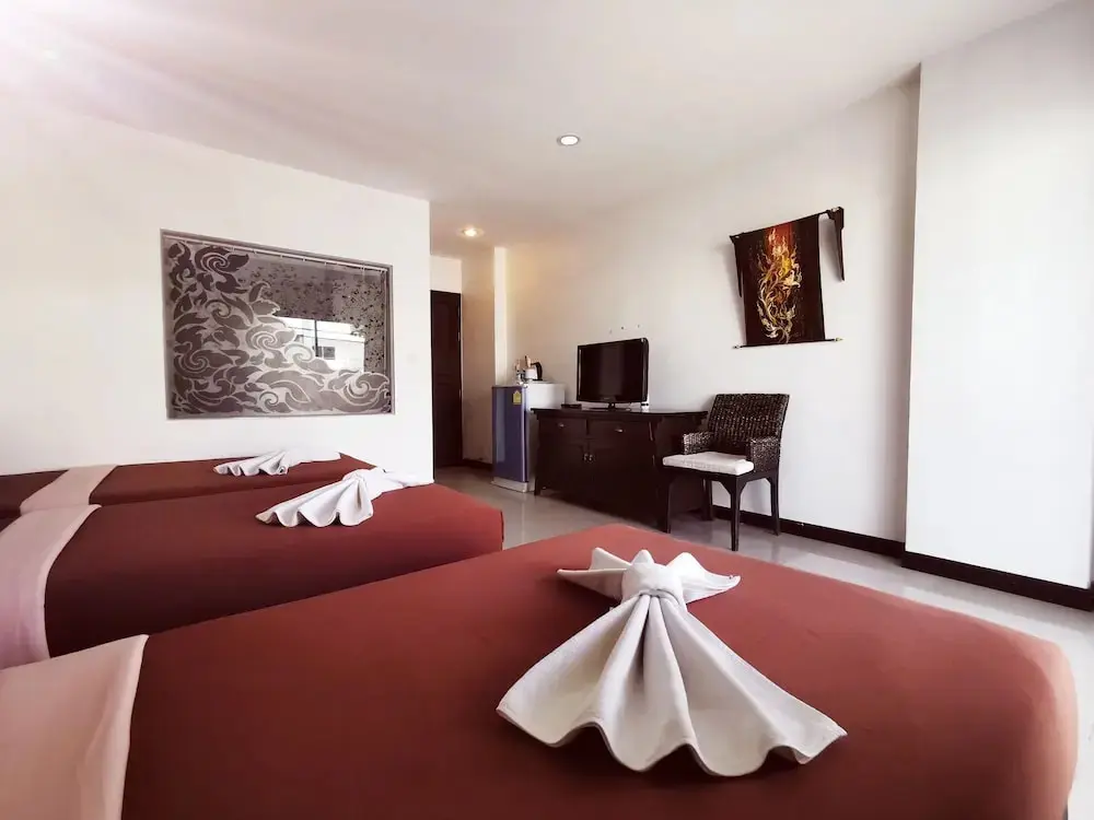 Кату: Blue Star Hotel