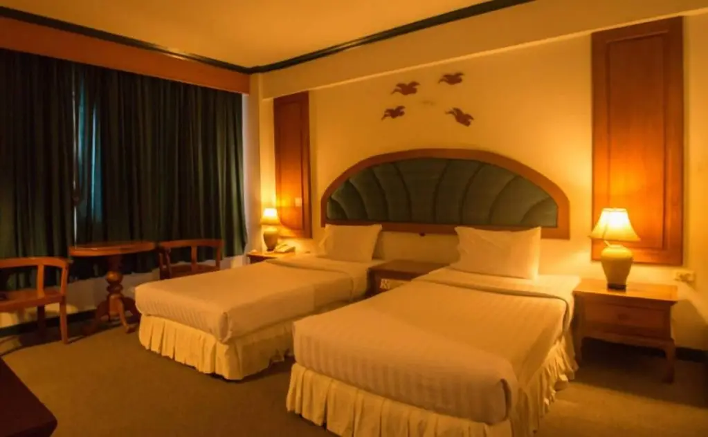 Бури Рам: Thepnakorn Hotel
