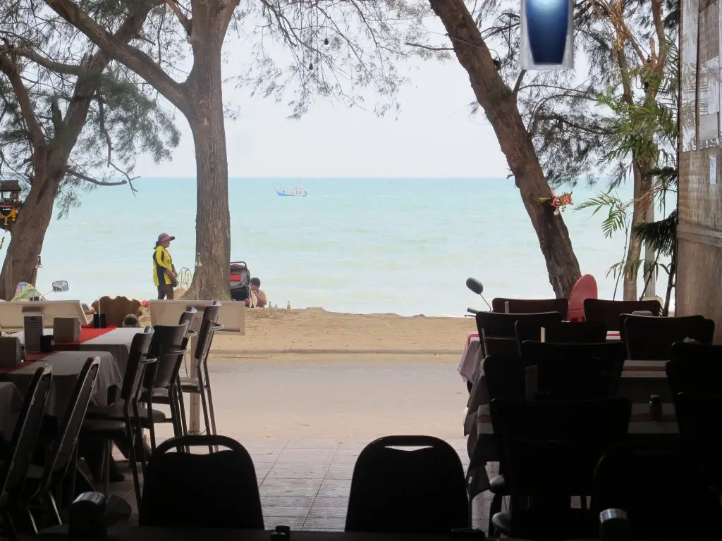 Чаам: Beachfront Hotel Cha Am